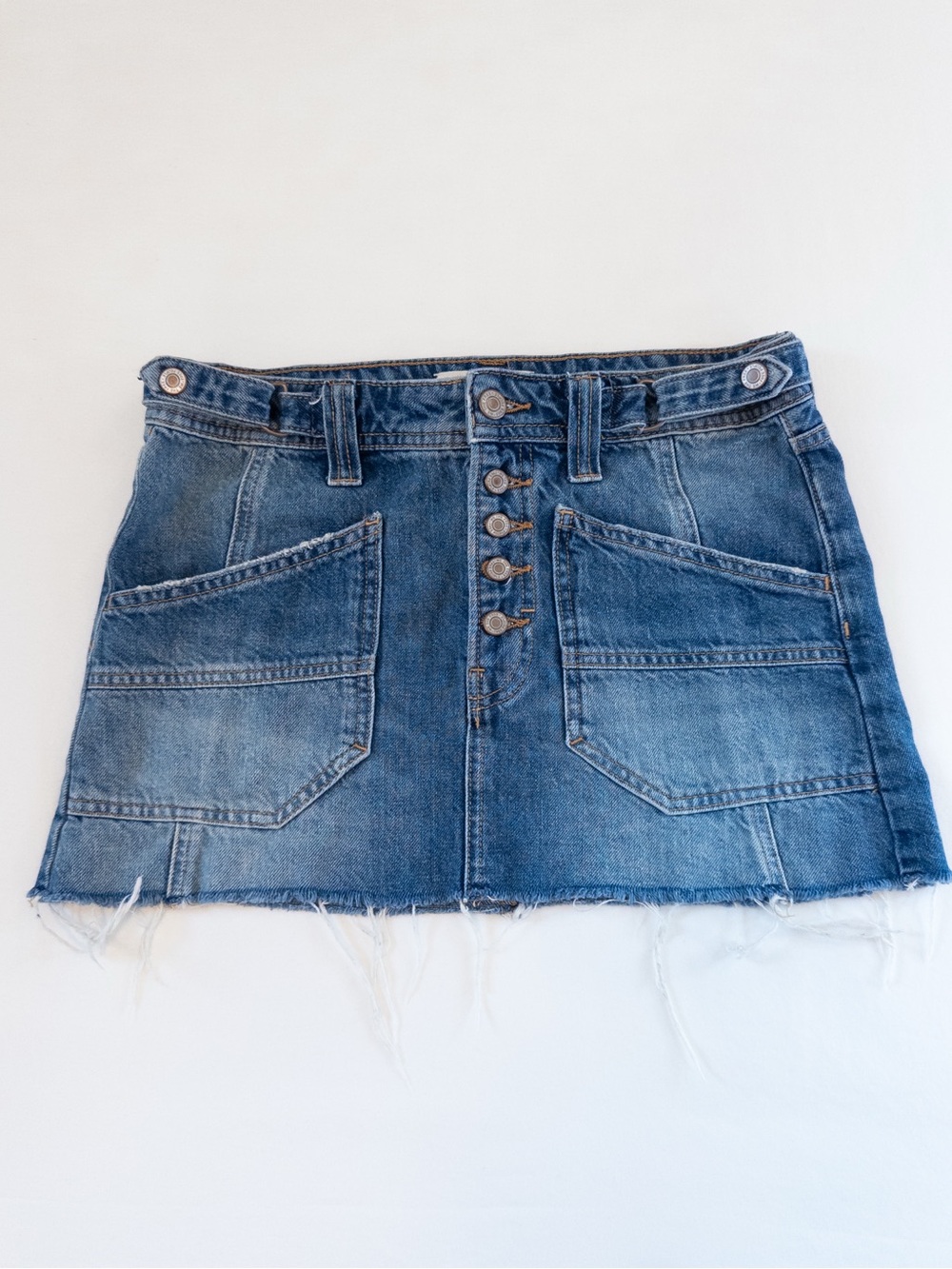 Free People We The Free Izzie Denim Mini Skirt Size 25 Y2K Buckle Raw Hem